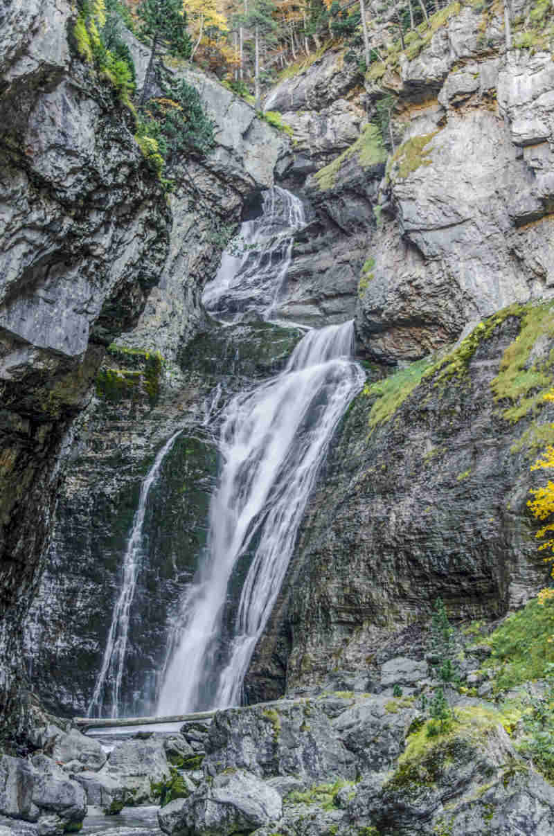 Huesca - parque nacional de Ordesa y Monte Perdido - valle de Ordesa 30 - cascada del Estrecho.jpg